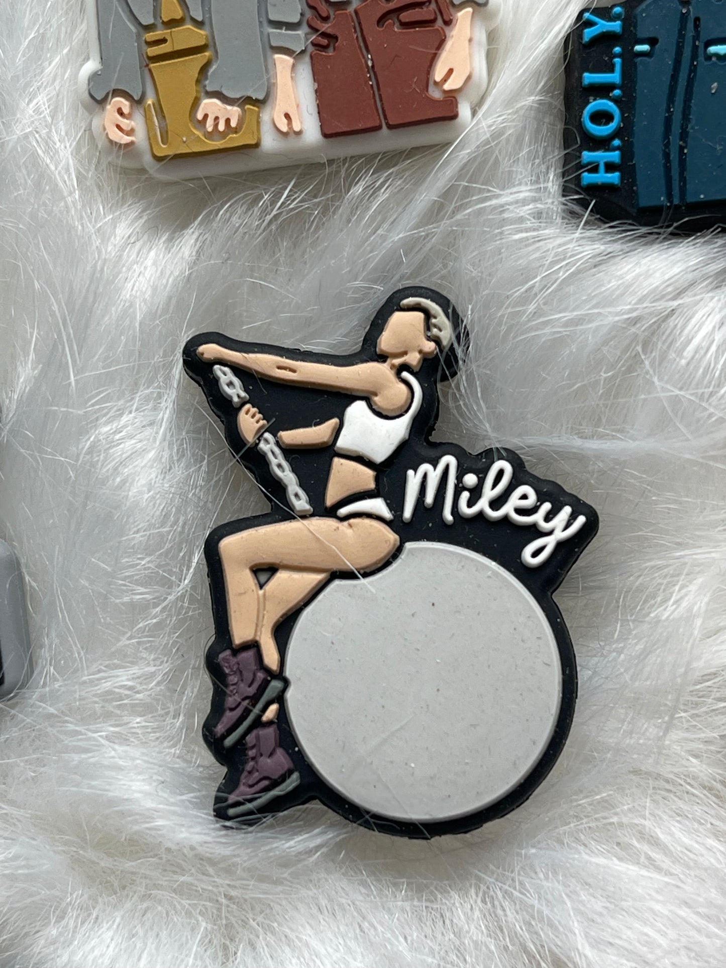 SILICONE FOCAL- Artists Celebs Shows (46 options & Discount Scoops)