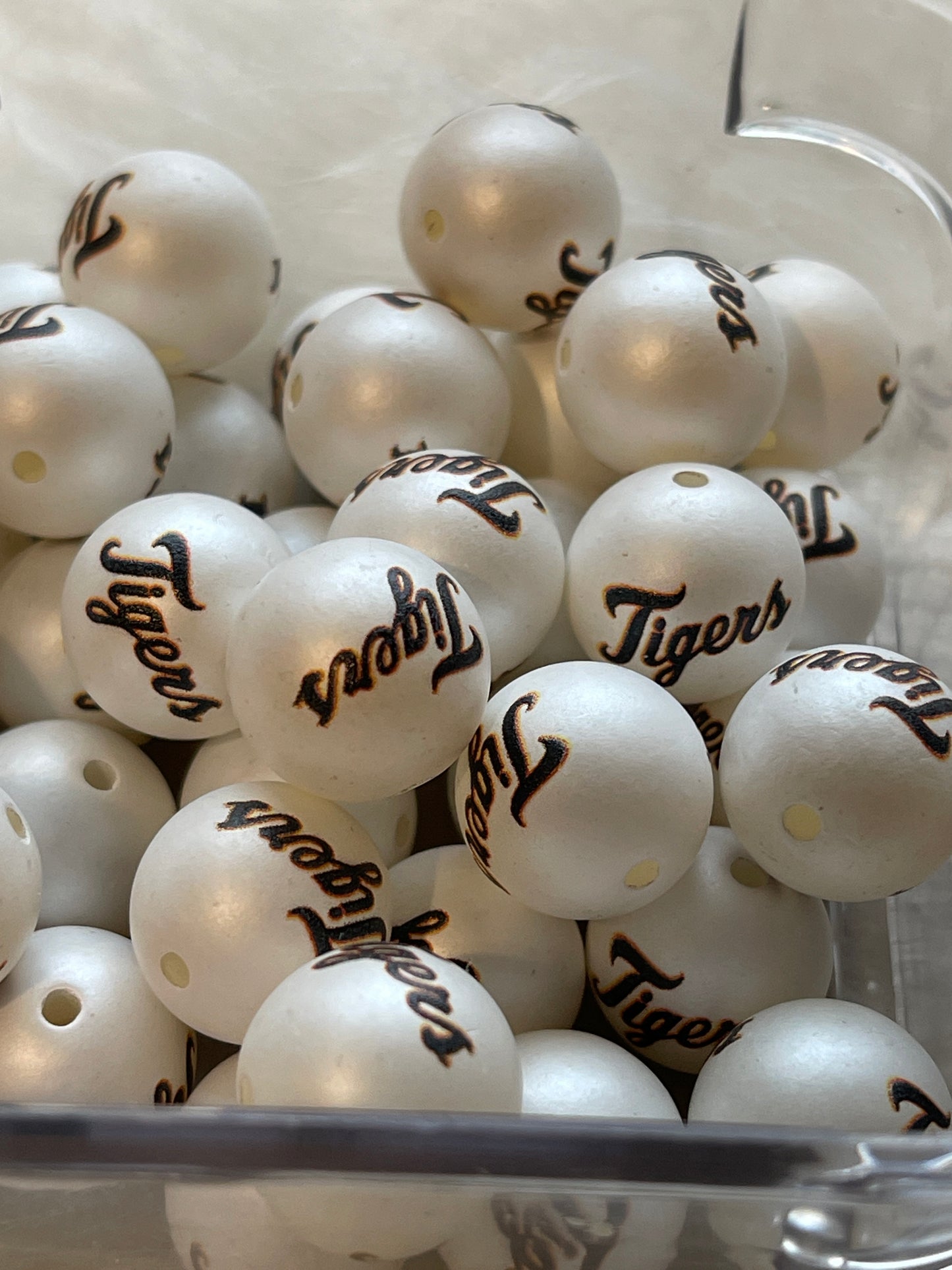 16mm ACRYLIC BEAD- WHITE w/ English D or Tigers