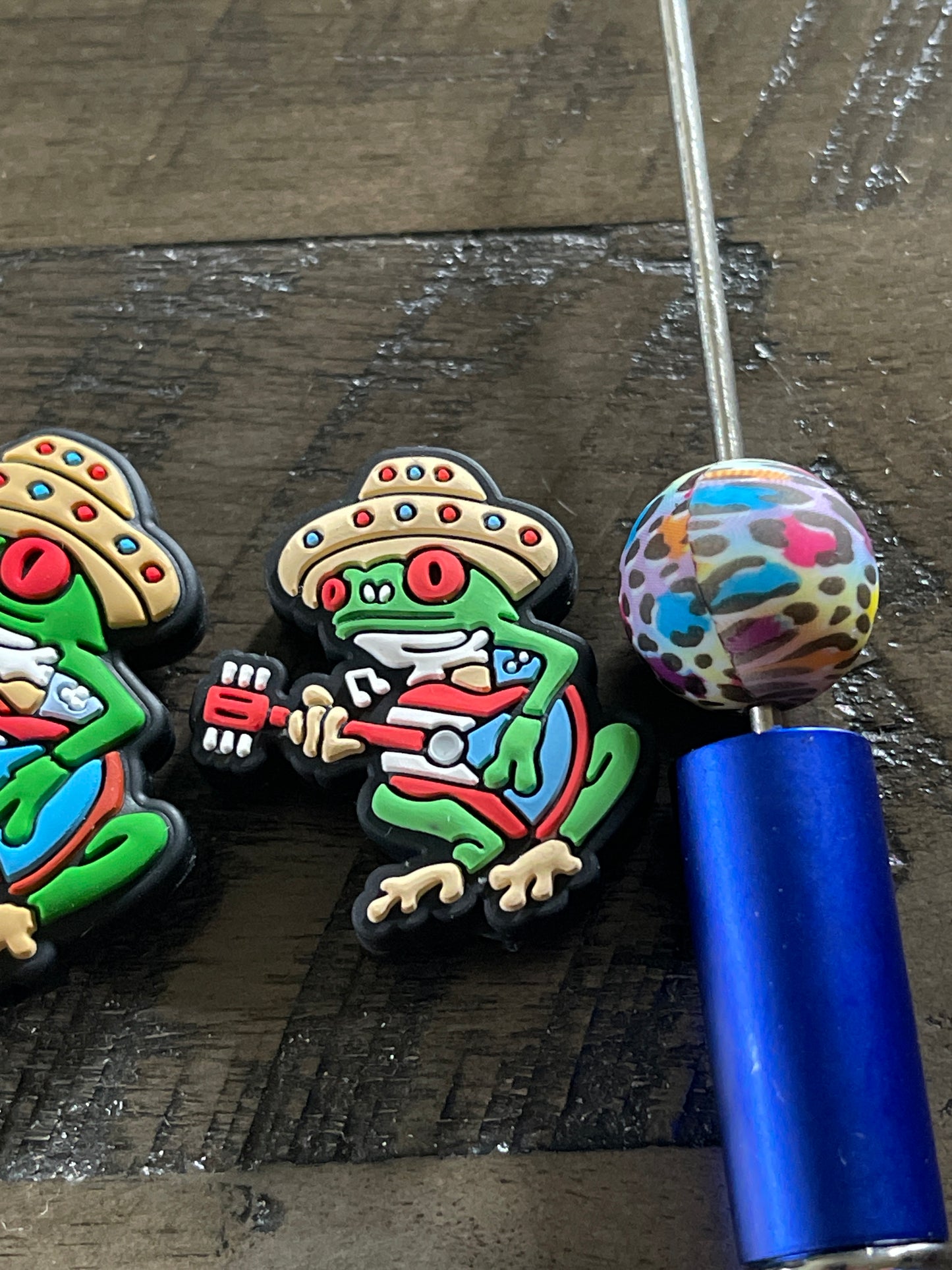 SILICONE FOCAL- FROG playing Banjo (2 size options)