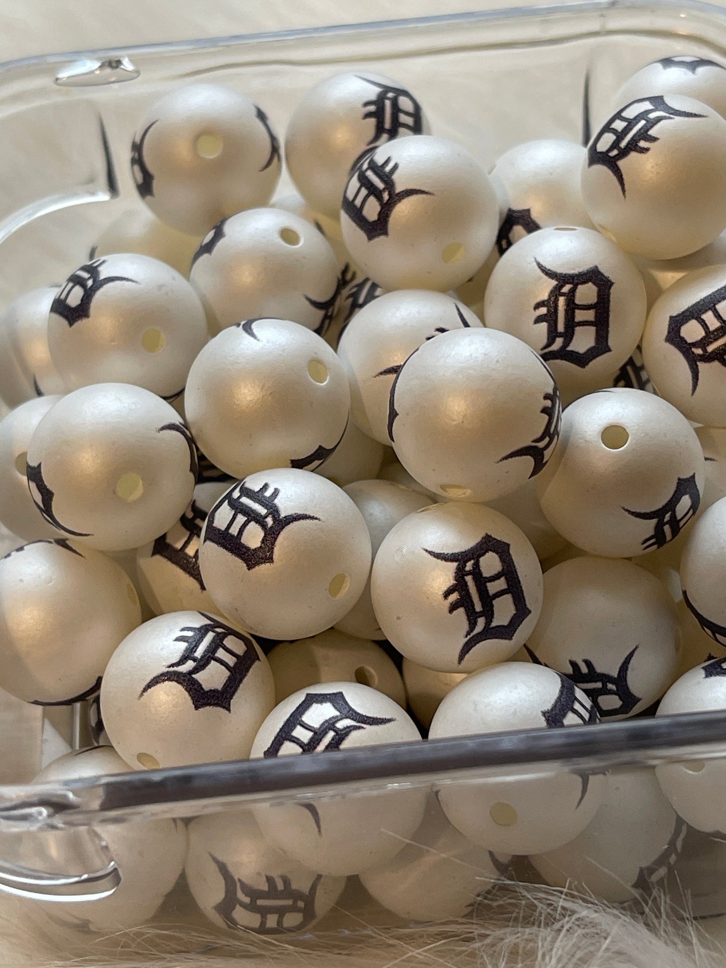 16mm ACRYLIC BEAD- WHITE w/ English D or Tigers